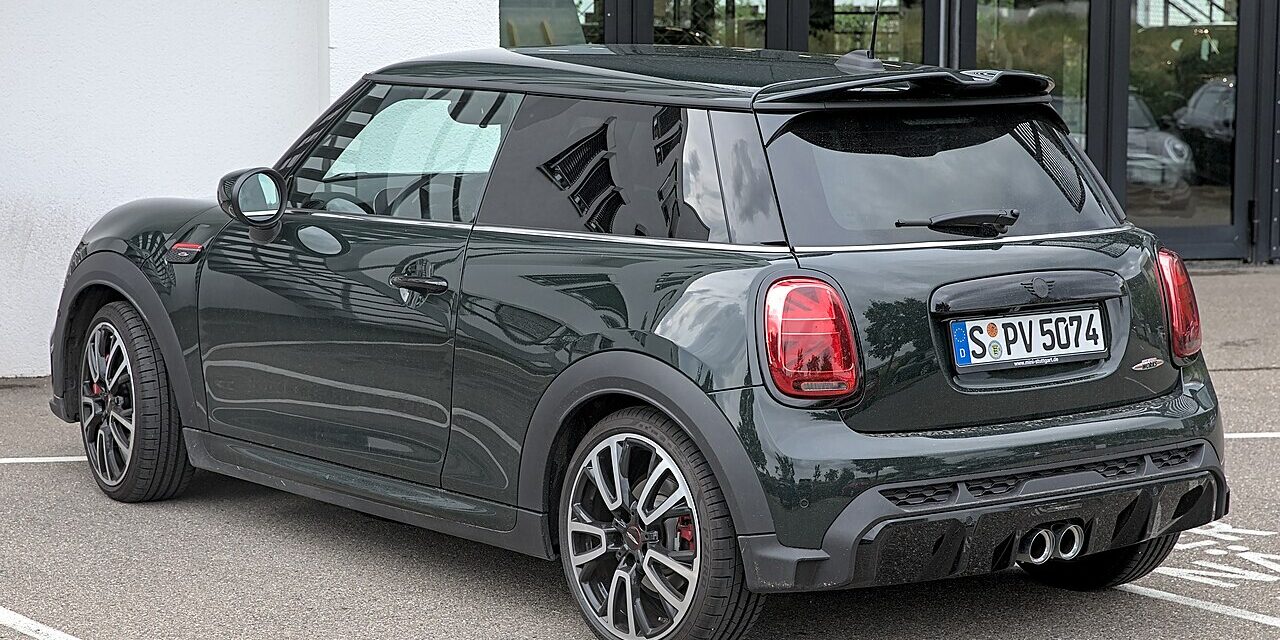 Mini Cooper phone holders: 5 mounts that work with the cabin, not against it