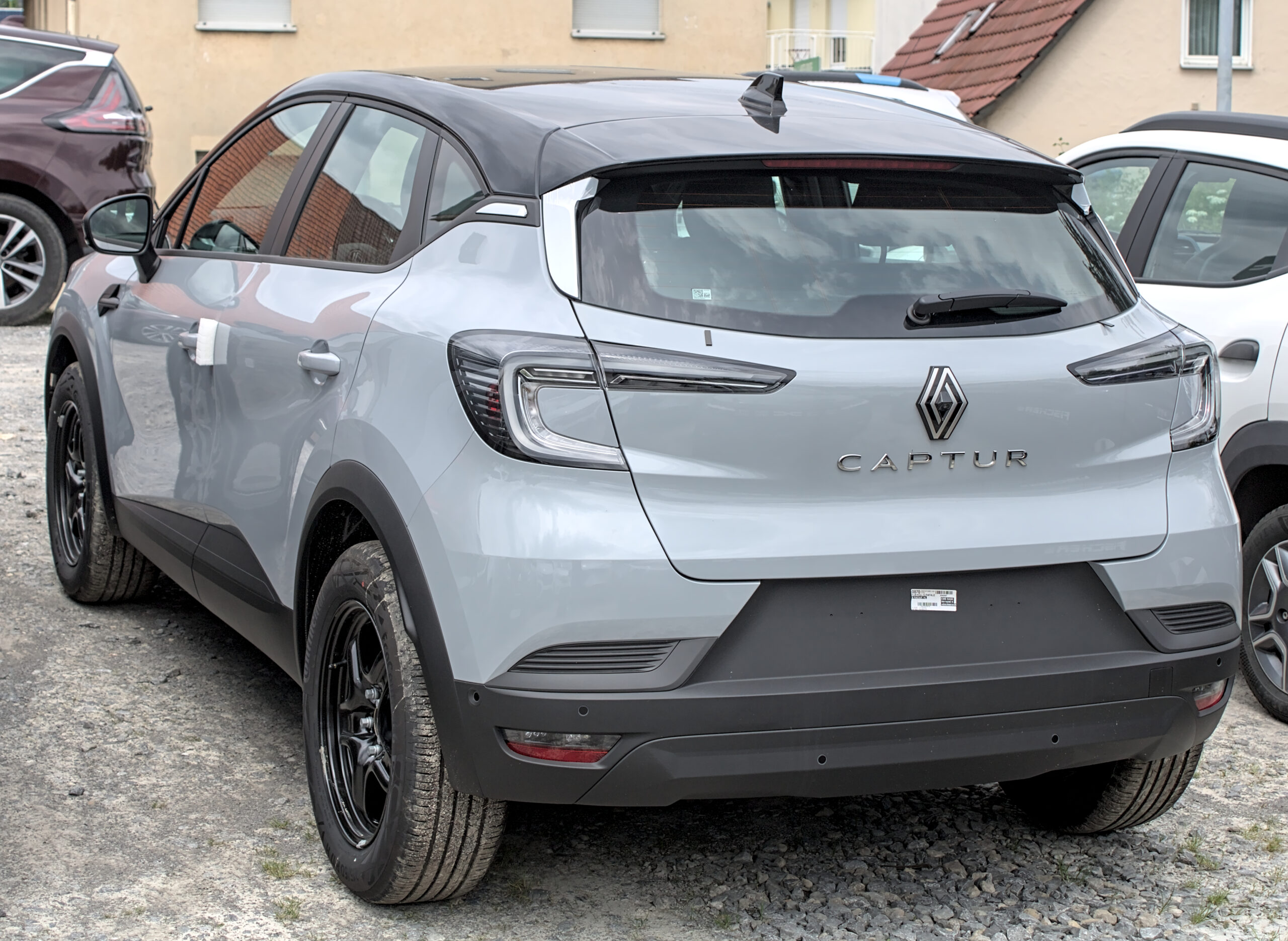 2024 Renault Captur front three-quarter view