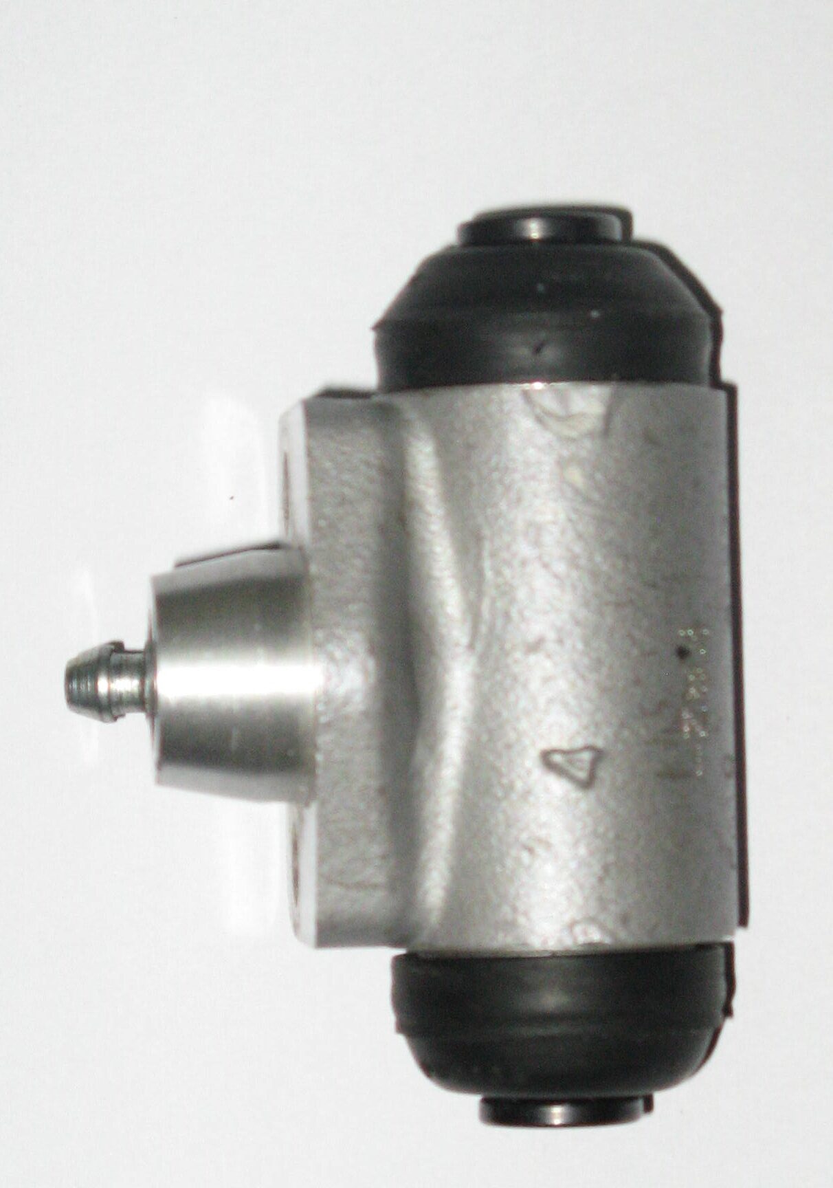 A wheel cylinder assembly used in rear drum brakes